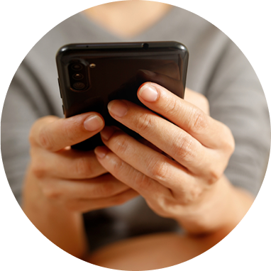 スマートフォンで訪問看護の相談・予約を行う利用者の手元