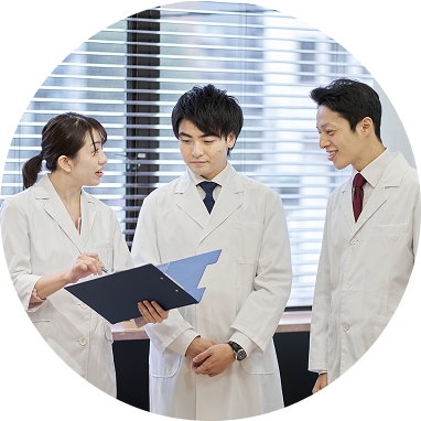 医師と看護師が訪問看護について打ち合わせをしている様子