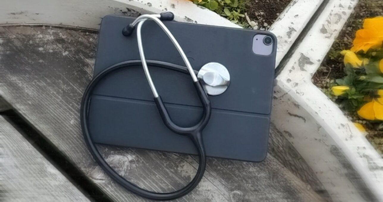 公園に置かれた携帯電話と聴診器の写真