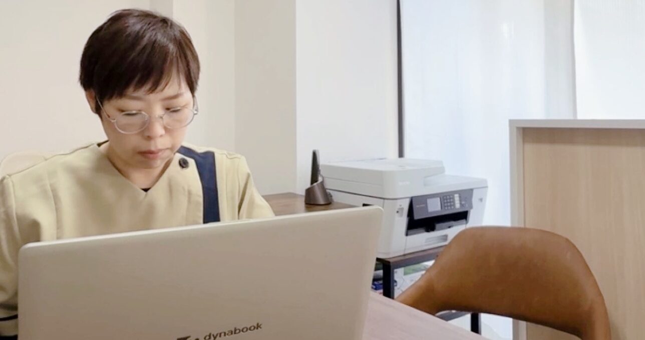 訪問看護ステーションすこやかパソコンで作業をする様子