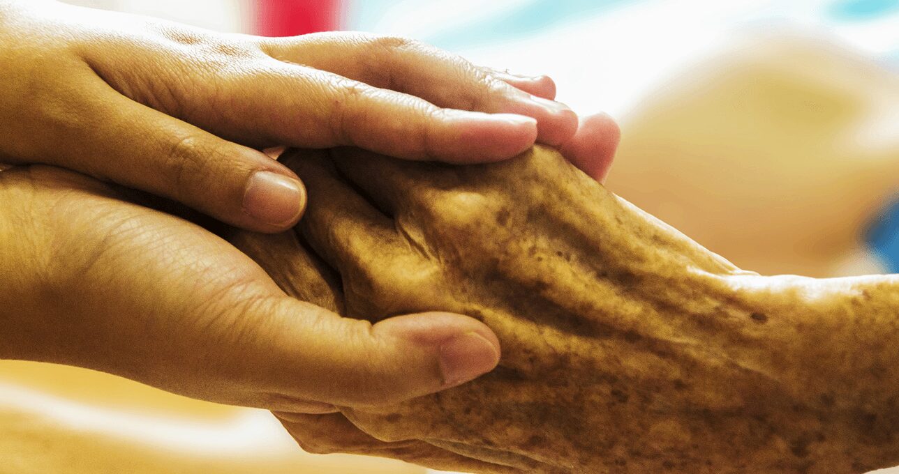 手を取り寄り添っている様子