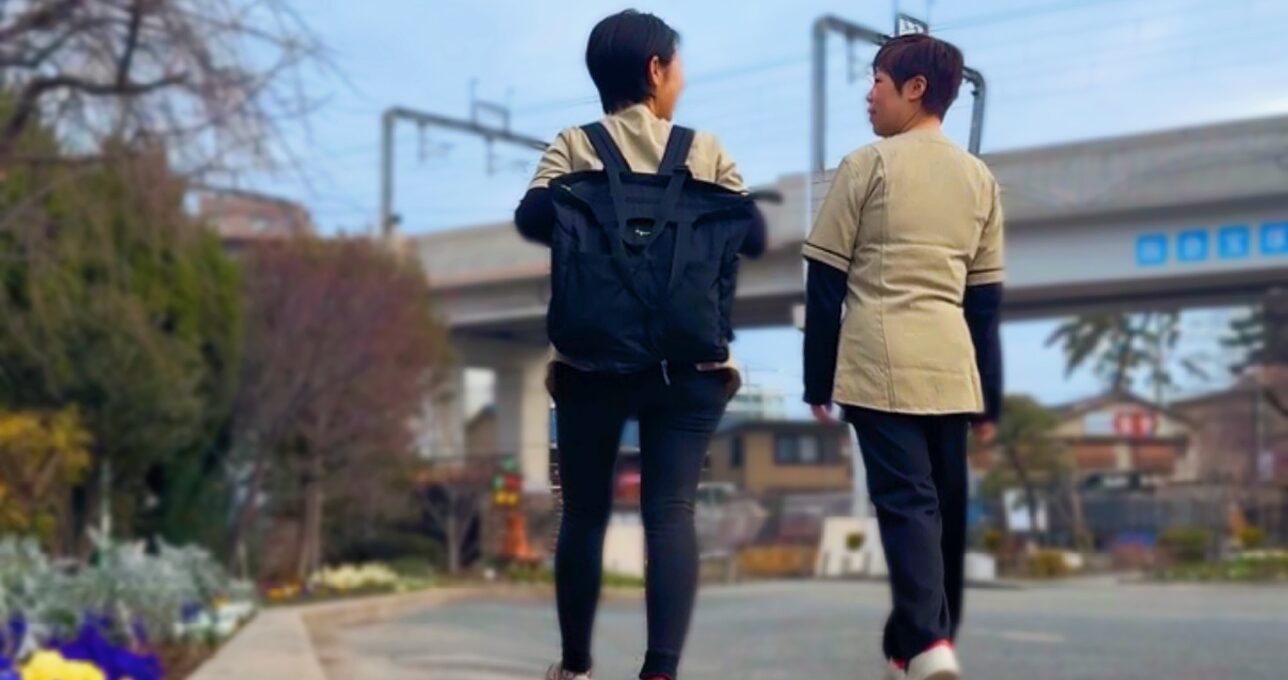 訪問看護ステーションすこやかスタッフの後ろ姿